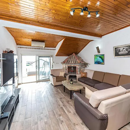 In Kastel Stafilic With Sauna Apartment