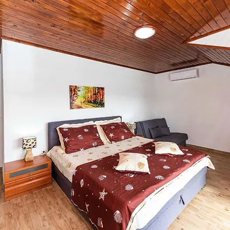 In Kastel Stafilic With Sauna Apartment *